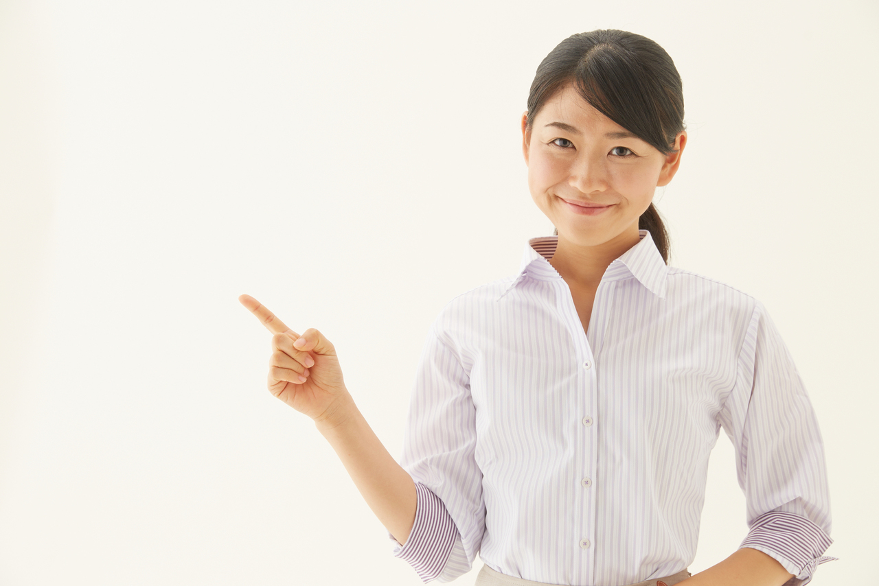 人差し指でポイントする女の子